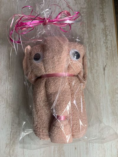 roze olifantje gemaakt van handdoeken