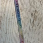 Lint regenboogkleurig met happy birthday