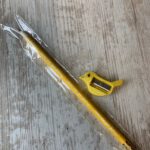 geel potlood met puntenslijper