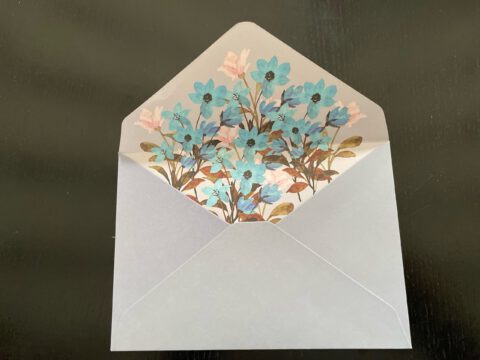 envelop grijsblauw met bloemen