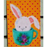 konijn in kopje geel