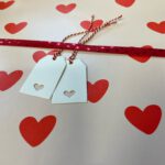 pakket rood hart met labels