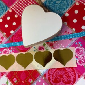 Inpakpakket gekleurd cadeaupapier met decoratiehart