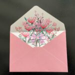 envelop oudroze met bloemen