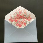 Envelop in zeeblauw met rode bloemen