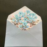 Envelop in zeeblauw met blauwe bloemen
