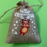 Jute cadeauzakje met kerstdecoratie - rendier