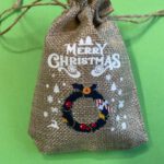 Jute cadeauzakje met kerstdecoratie - kerstkrans