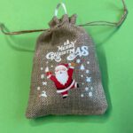 Jute cadeauzakje met kerstdecoratie - kerstman