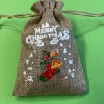 Jute cadeauzakje met kerstdecoratie - kerstsok