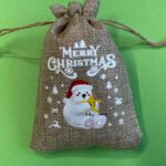 Jute cadeauzakje met kerstdecoratie - ijsbeer