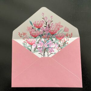 Envelop in oudroze met bloemen